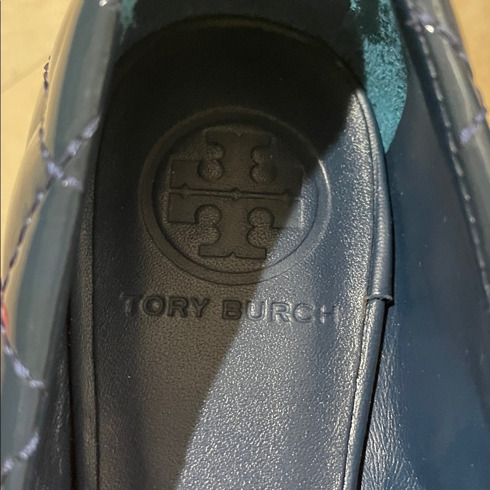 Tory Burch Navy Quilted Flats with Gold Logo - Picture 6 of 9